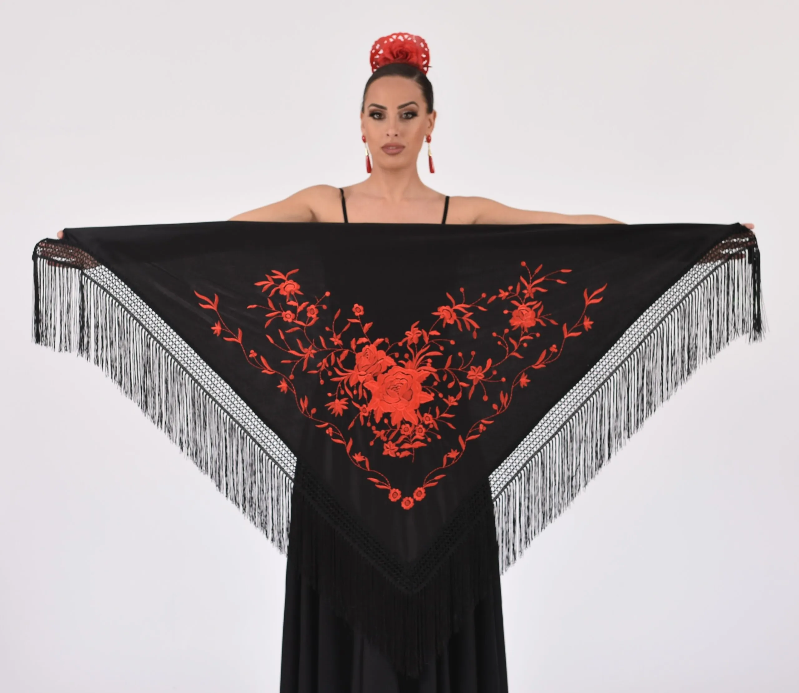 Mantón Mediano Negro con Bordado Rojo - Imagen 2