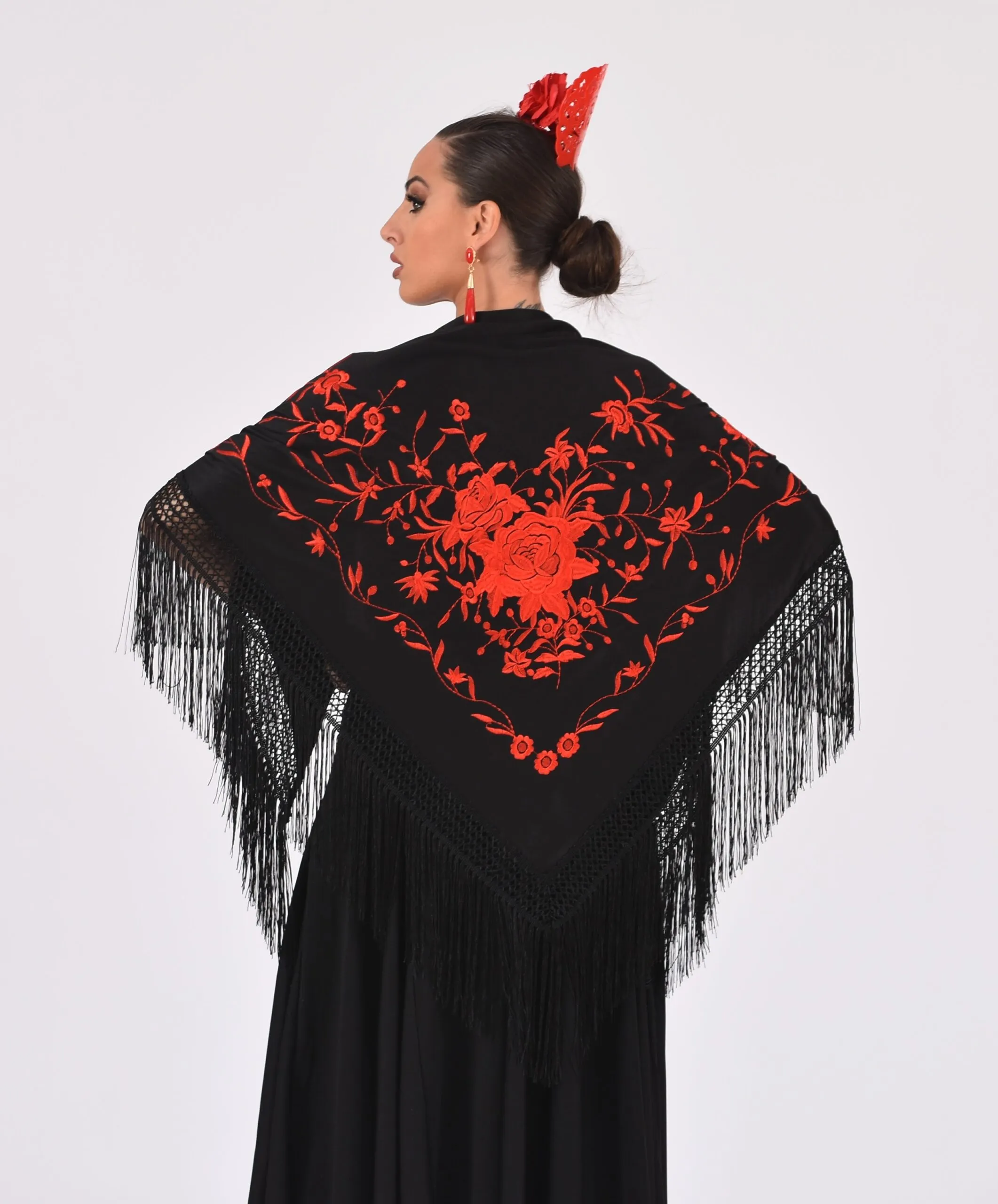 Mantón Mediano Negro con Bordado Rojo